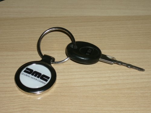 Even the keychain is Delorean :)